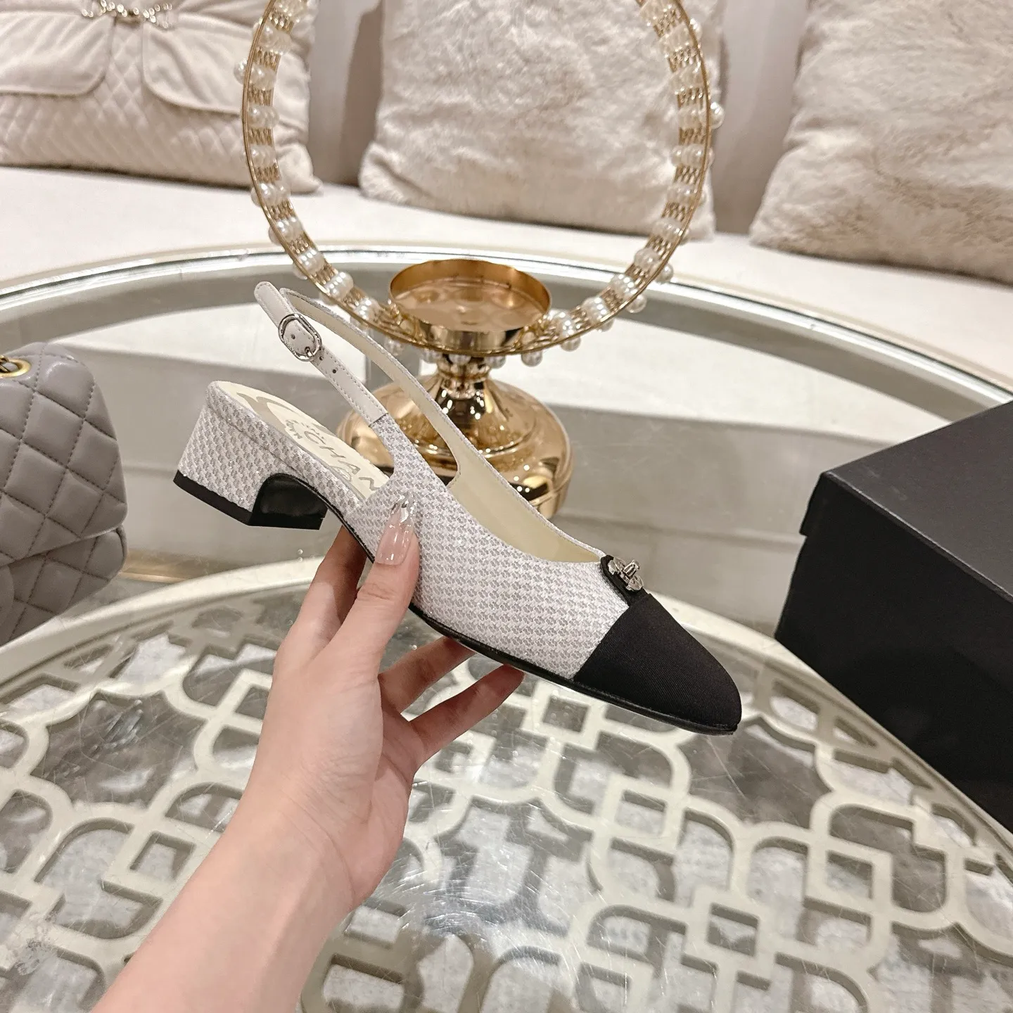 💕💕Factory direct selling price p540💕💕Chanel 2025SS spring and summer new double C button Mary Jane🆕Xiao Xiang𝐂Jia's beautiful Mary Jane sandals are so sweet that they are so beautiful that they have a round square toe design. Cute and cute ~ metal/button logo. The appearance is super online. When worn, it looks like a wealthy daughter. I thought it was good-looking. Only when you put it on your feet will you know how easy it is to wear~ Upper: Customized lambskin Lining: Sheepskin Outsole: Genuine leather outsole imported from Italy Size number: 35-42 (40.41.42 customization is non-refundable) Packaging: The latest gift box packaging at the counter